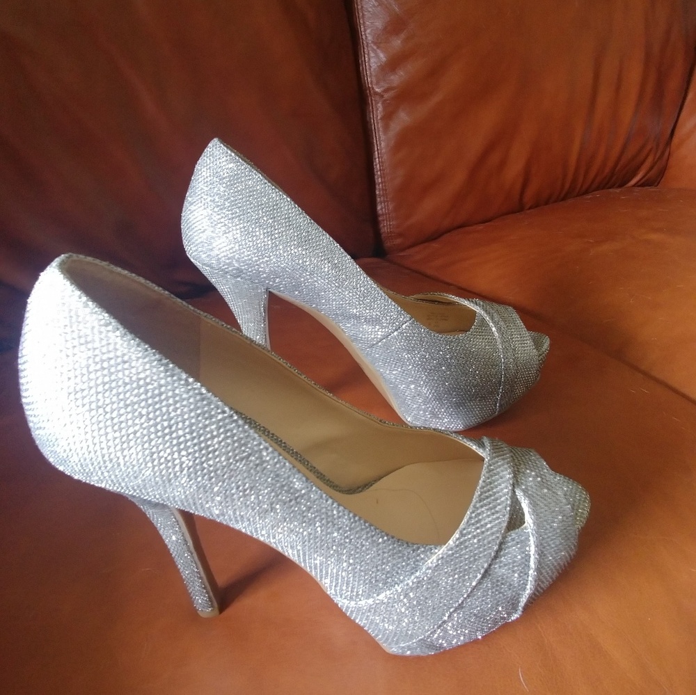 EUC Guess silver glitter high heels size 6